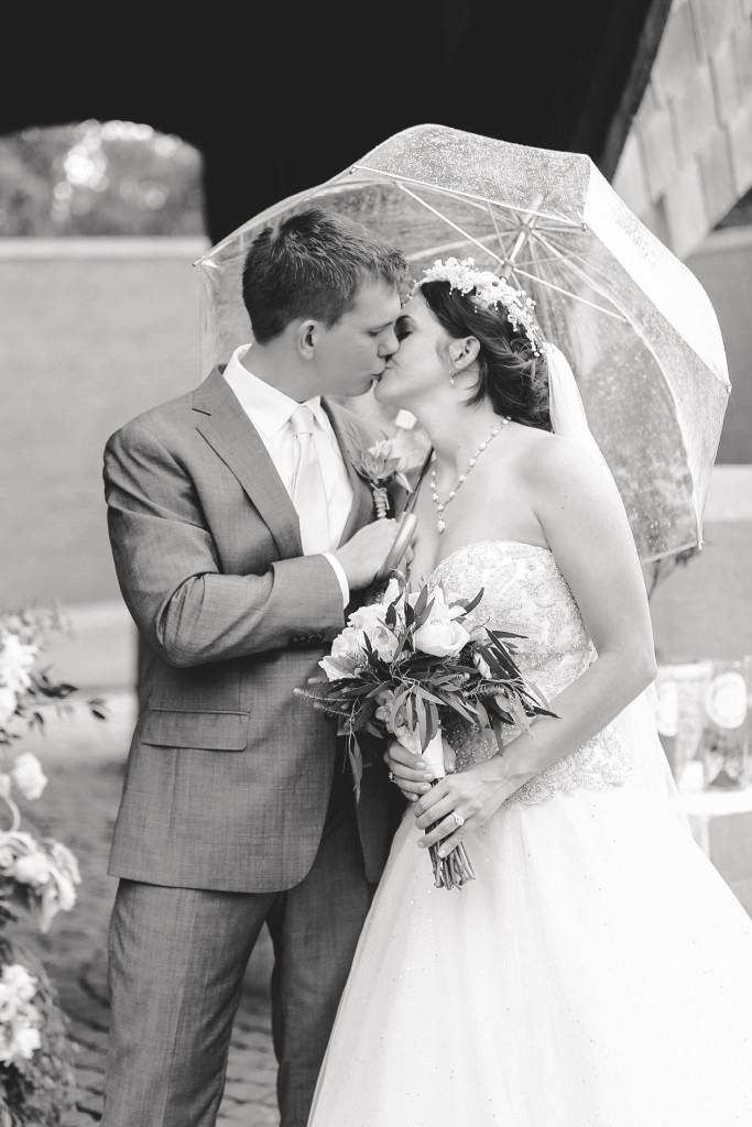 Wedding day rainy photos, bring a clear umbrella